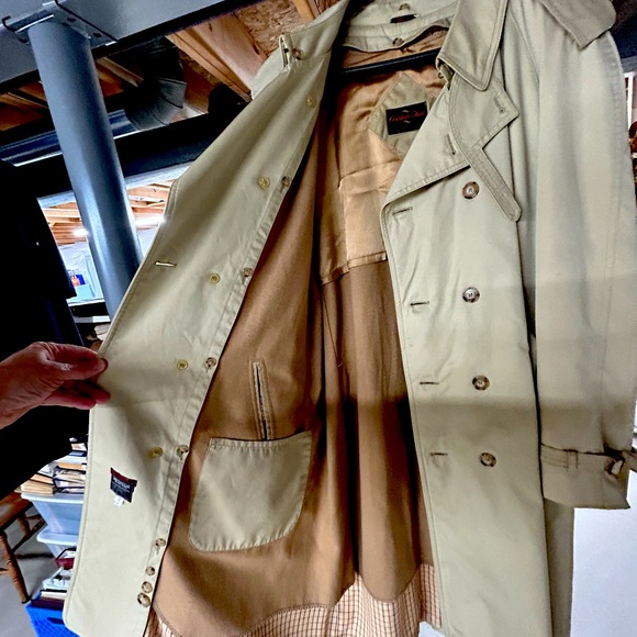 Men’s double breasted trenchcoat with removable lining. Size 46 tall. - Picture 5 of 6